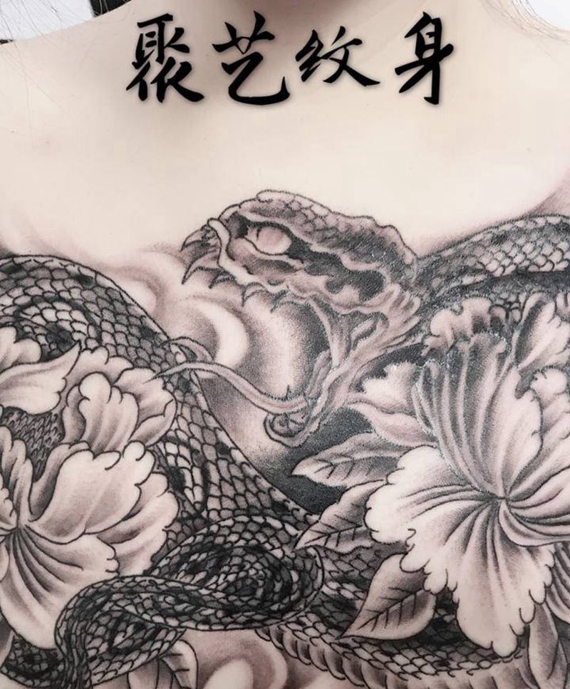 花胸忙戏牡丹纹身图片_胸部纹身图案