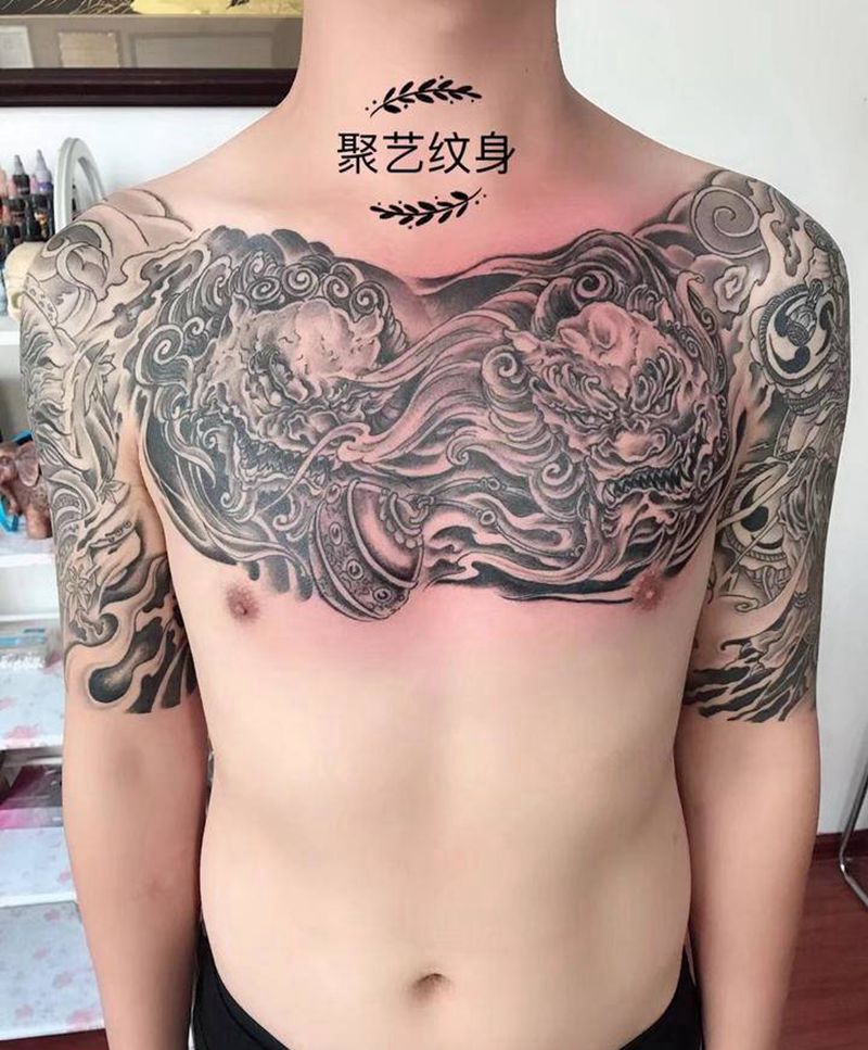 唐狮花胸纹身图片_胸部纹身图案