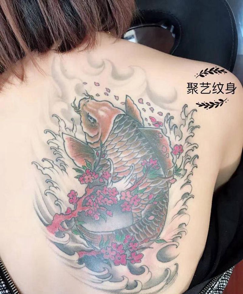 鲤鱼纹身图片_背部纹身图案