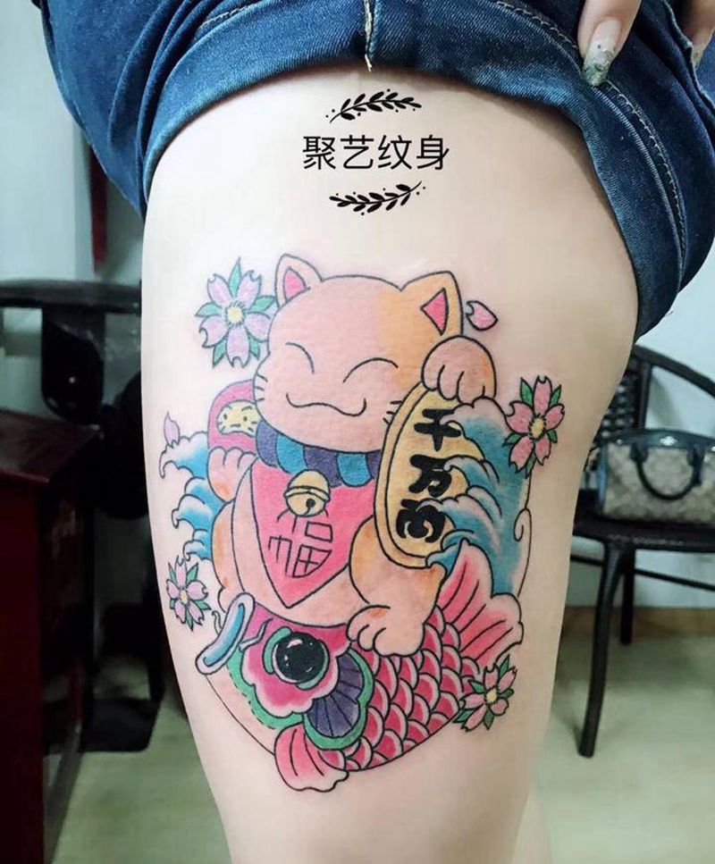 大腿招财猫纹身图片_腿部纹身图案