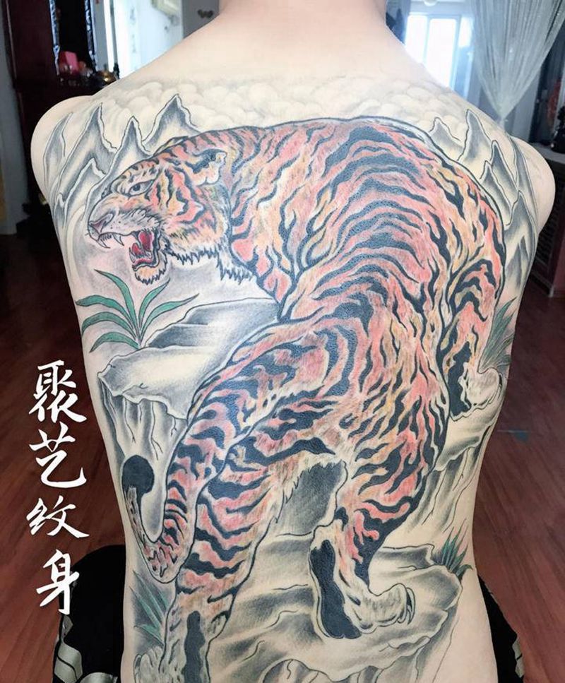 上山虎纹身图片_背部纹身图案