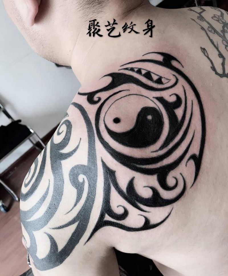 肩甲图腾纹身图片_肩部纹身图案