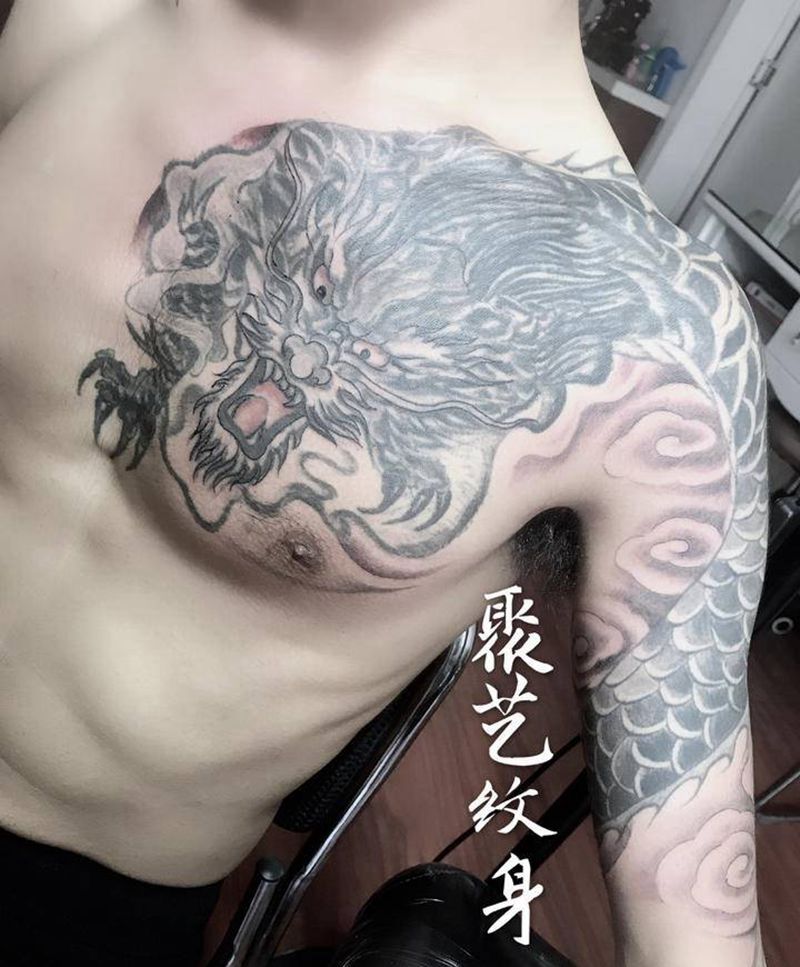 修改纹身过肩龙纹身图片_胸部手臂纹身图案