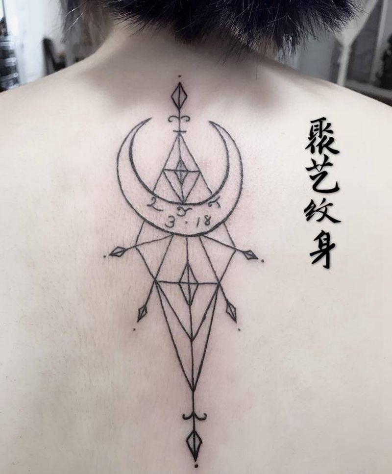 覆盖胎记 几何图案字纹身图片_背部纹身图案