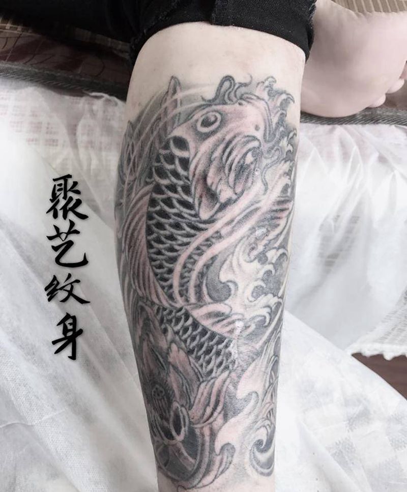 小腿鲤鱼纹身图片_腿部纹身图案