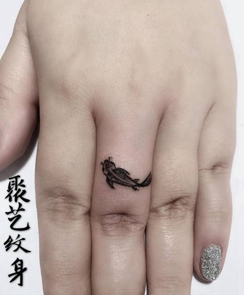 手指小鱼纹身图片_手部纹身图案