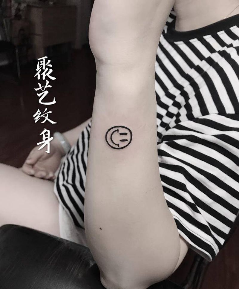 小清新 笑脸纹身图片_手臂纹身图案