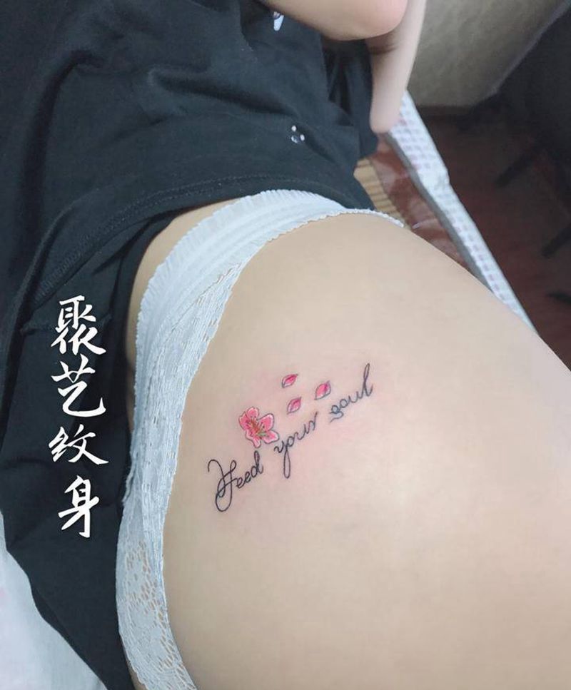 小清新樱花字母纹身图片_臀部纹身图案