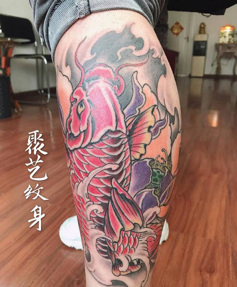 莲花锦鲤纹身图片_腿部纹身图案