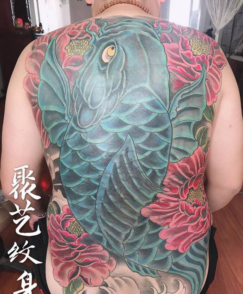 覆盖纹身富贵锦鲤纹身图片_背部纹身图案
