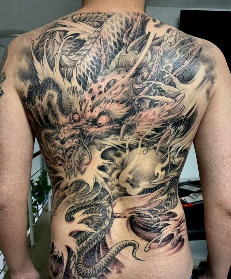 满背出水龙纹身图片_背部新传统纹身图案