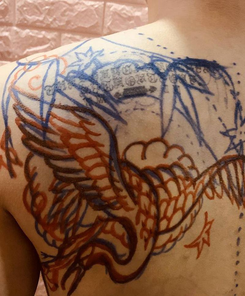 手绘遮盖传统仙鹤纹身图片_背部新传统遮盖纹身图案