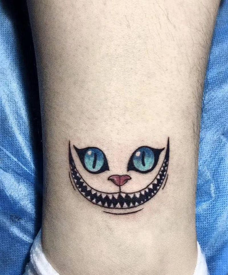 爱丽丝梦游仙境猫纹身图片_腿部水彩纹身图案