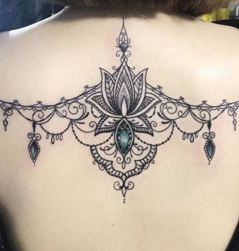蕾丝宝石梵花纹身图片_背部几何梵花纹身图案