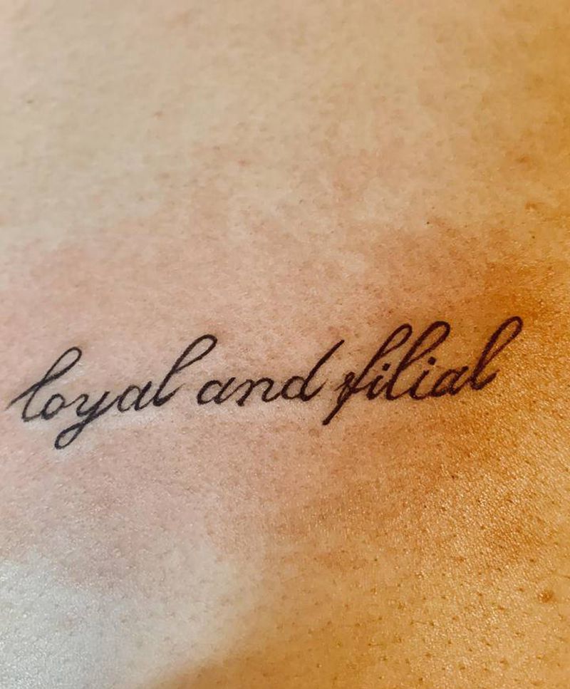 锁骨下小字母纹身图片_胸部字母纹身图案