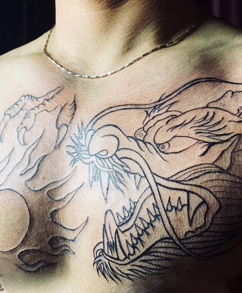 老传统过肩龙割线纹身图片_胸部手臂新传统龙纹身图案