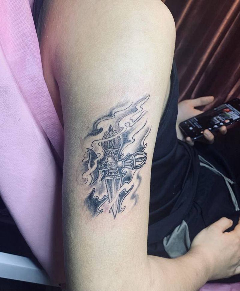 大臂降魔杵纹身图片_臀部手臂老传统纹身图案