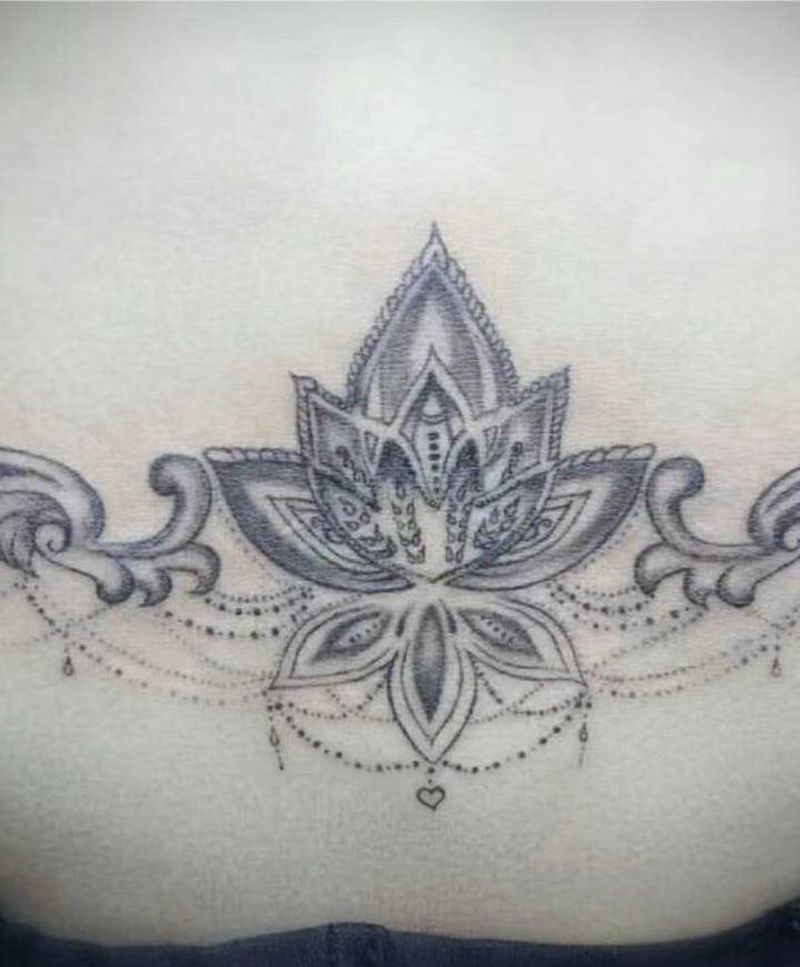 后腰梵花纹身图片_腰部欧美梵花纹身图案