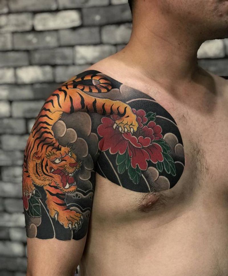 半甲老虎纹身图片_胸部手臂老传统纹身图案