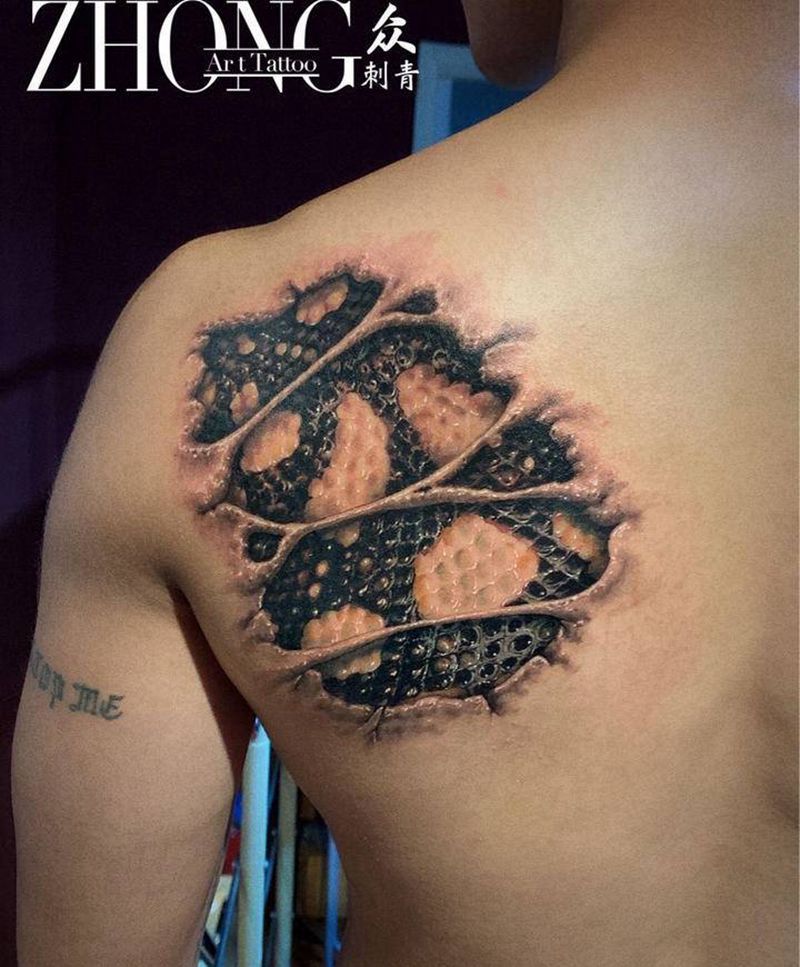 蟒皮写实纹身图片_肩部欧美写实纹身图案