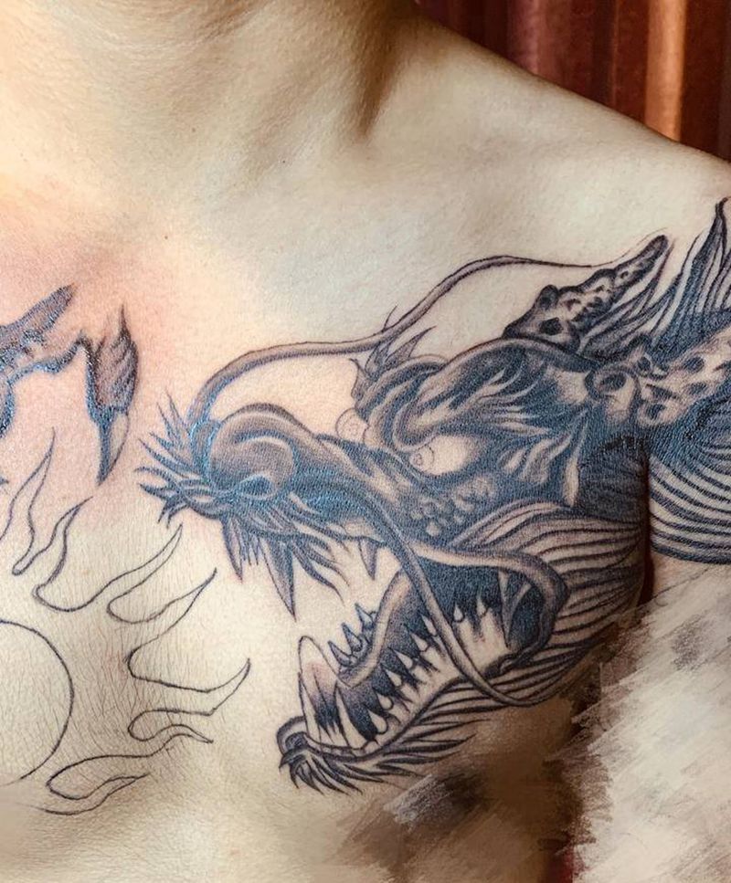 老传统过肩龙未完纹身图片_肩部手臂老传统龙纹身图案