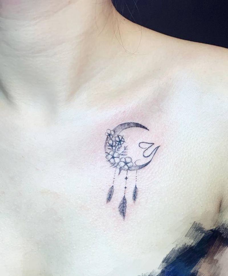 锁骨月亮捕梦网纹身图片_胸部月亮羽毛小清新纹身图案