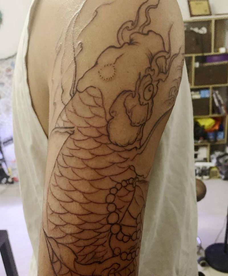 大臂鲤鱼割线纹身图片_手臂纹身图案