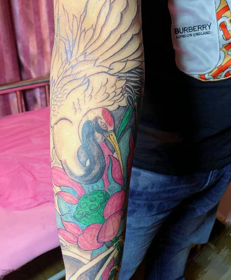 传统仙鹤荷花包小臂纹身图片_手臂老传统仙鹤荷花纹身图案