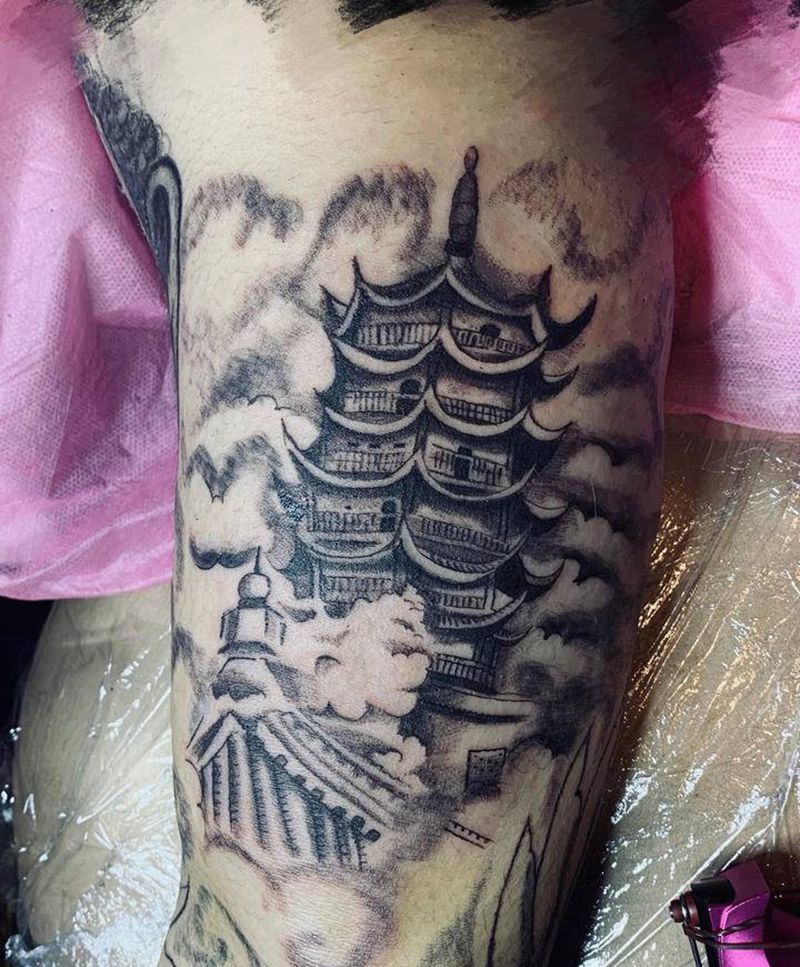 传统大臂内侧玲珑塔纹身图片_手臂臀部新传统塔玲珑塔纹身图案
