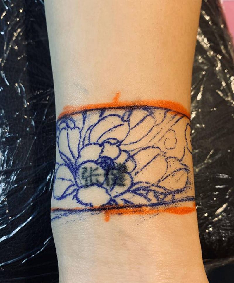 遮盖中国风手环纹身图片_手部手臂新传统荷花蜻蜓遮盖纹身图案