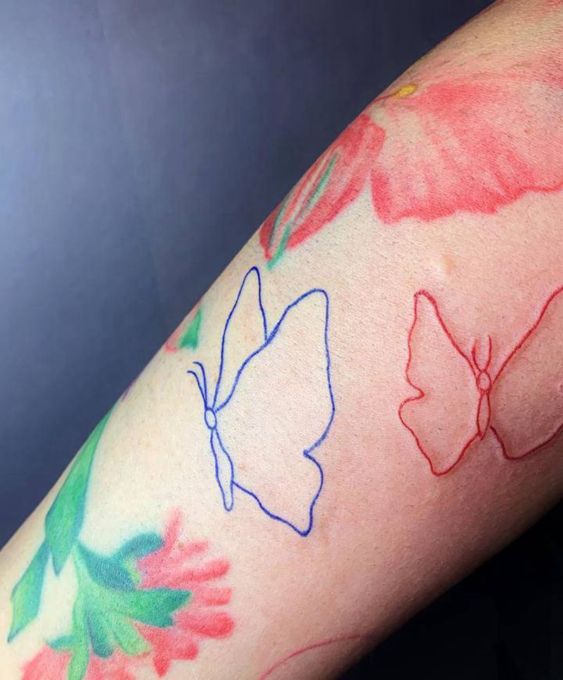 大臂线条彩色蝴蝶纹身图片_手臂水彩蝴蝶线条纹身图案