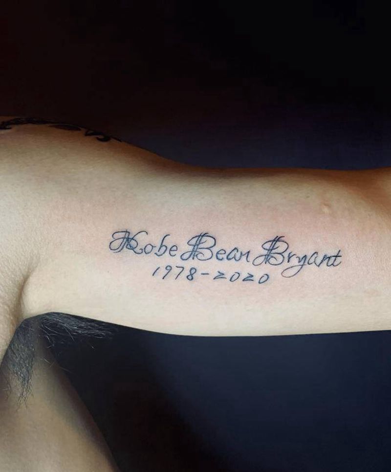 纪念科比英文日期纹身图片_手臂花体字大臂内侧字母科比纹身图案