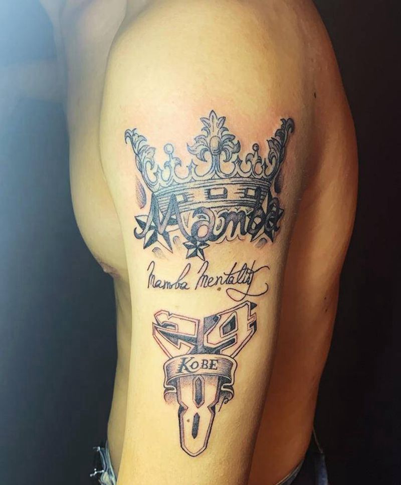哀悼科比纹身图片_手臂欧美写实花体字大臂外侧科比皇冠纹身图案
