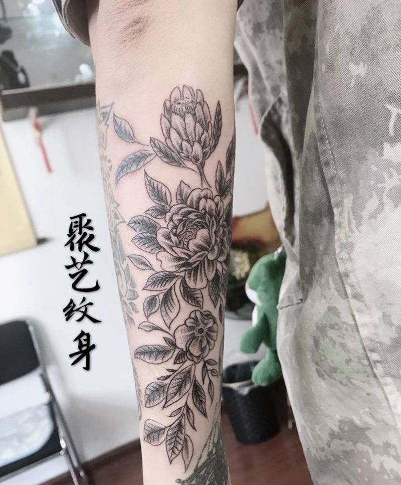 小臂素花纹身图片_手臂纹身图案