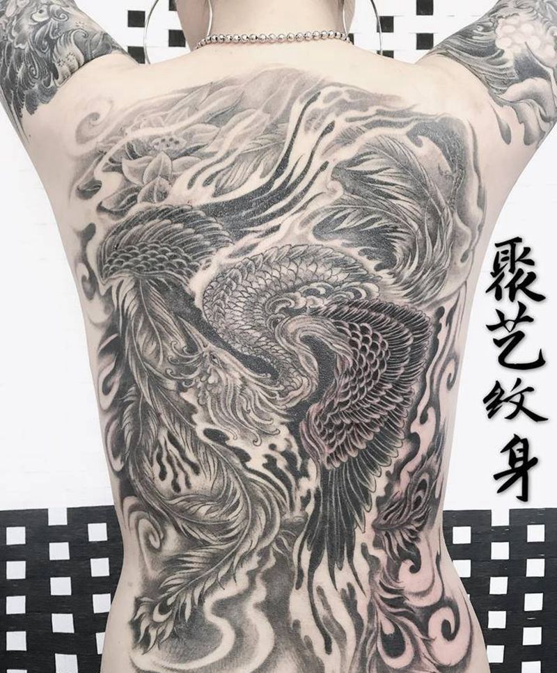 满背凤凰 展翅纹身图片_背部纹身图案