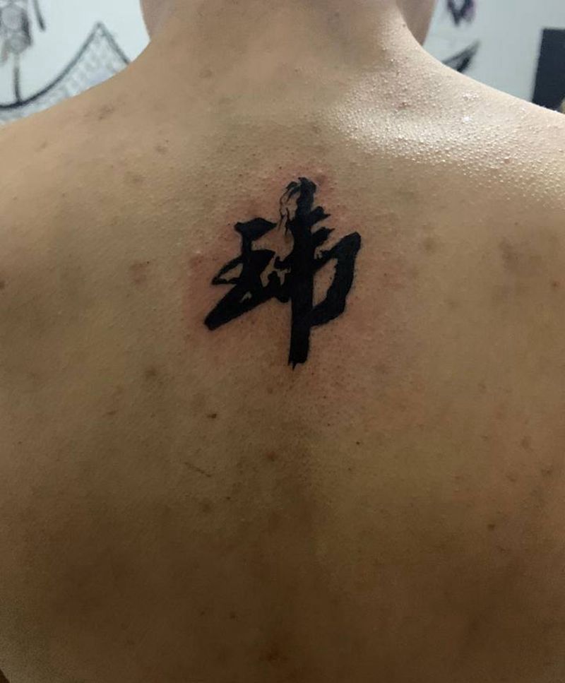 字纹身图片_颈部纹身图案