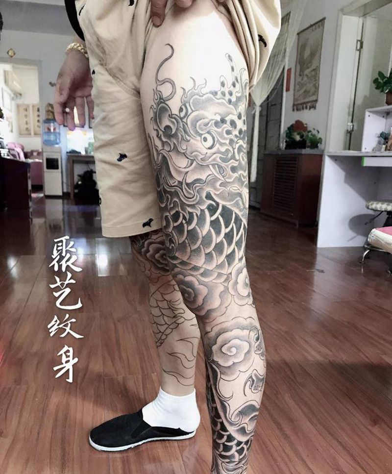 原创传统盘柱龙纹身图片_腿部纹身图案