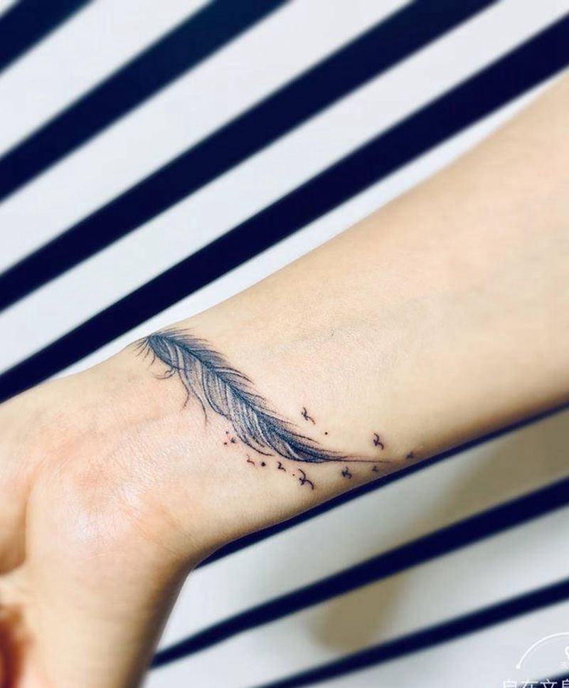 羽毛纹身图片_手部遮盖纹身图案