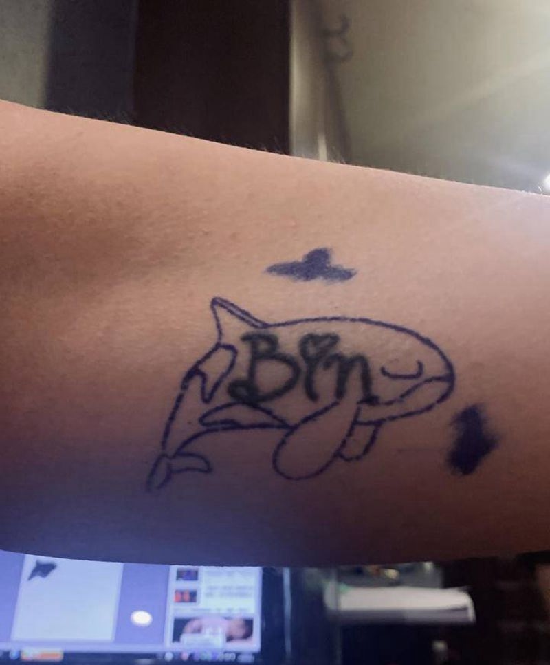 大臂内侧小清新鲸鱼遮盖纹身图片_手臂小清新遮盖鲸鱼纹身图案