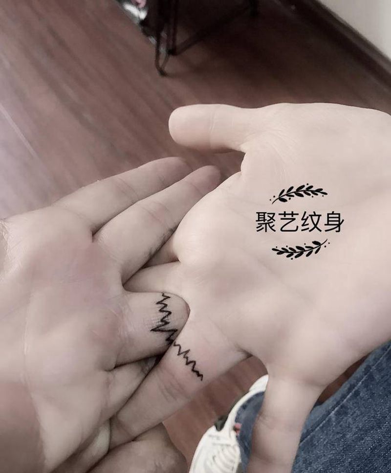 情侣清新心电图纹身图片_手部纹身图案