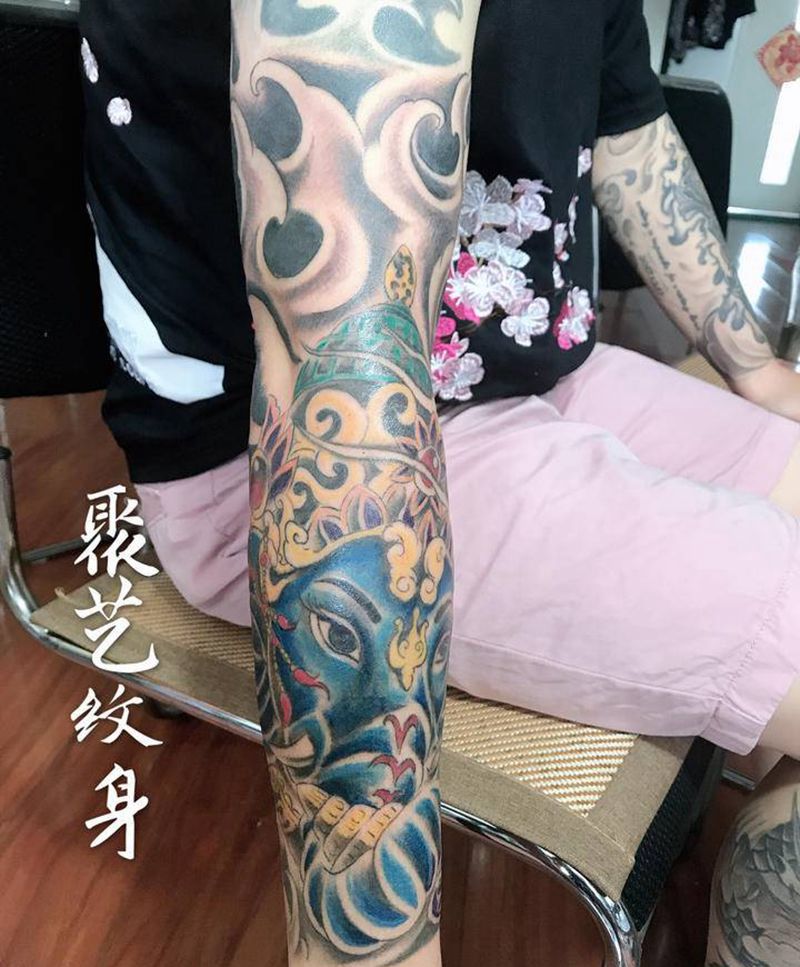接花臂象神纹身图片_手臂纹身图案