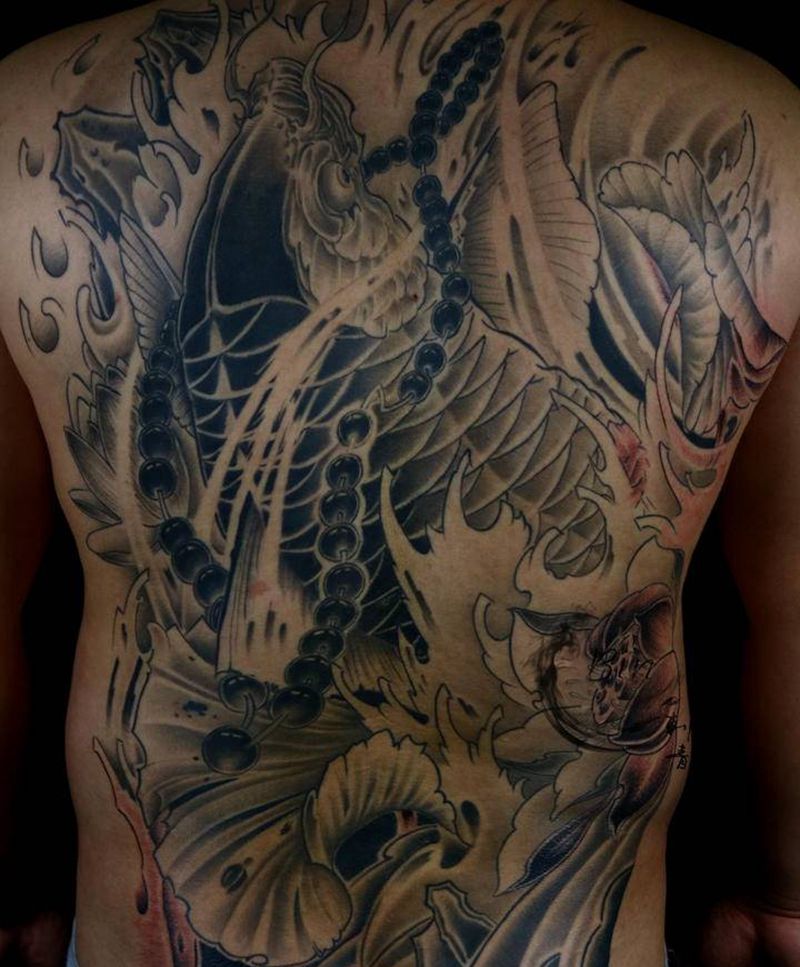 满背鲤鱼纹身图片_背部新传统纹身图案