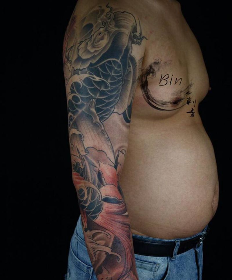 花臂鲤鱼纹身图片_手臂新传统纹身图案