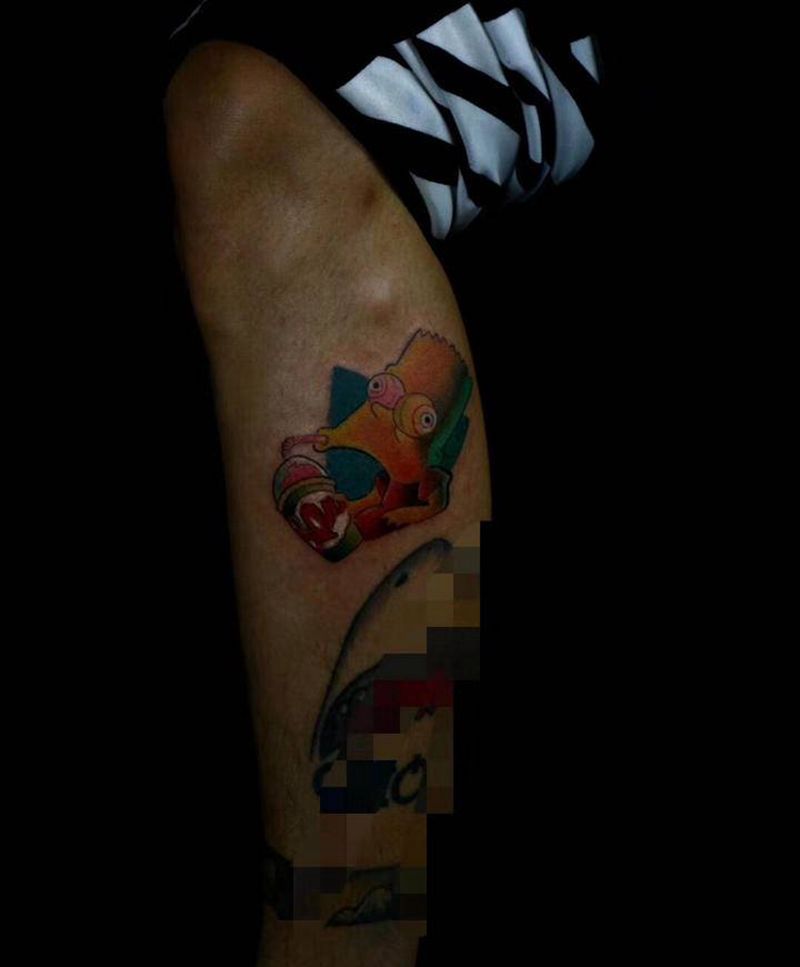 辛普森纹身图片_腿部纹身图案