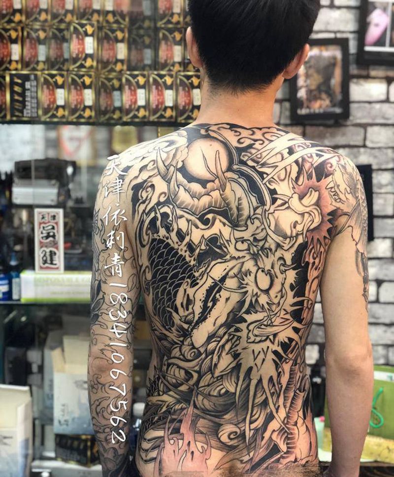 黑灰满背纹身图片_背部新传统龙纹身图案