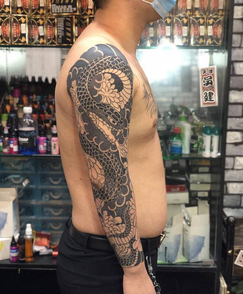 未完成下次彩色纹身图片_手臂老传统蟒纹身图案