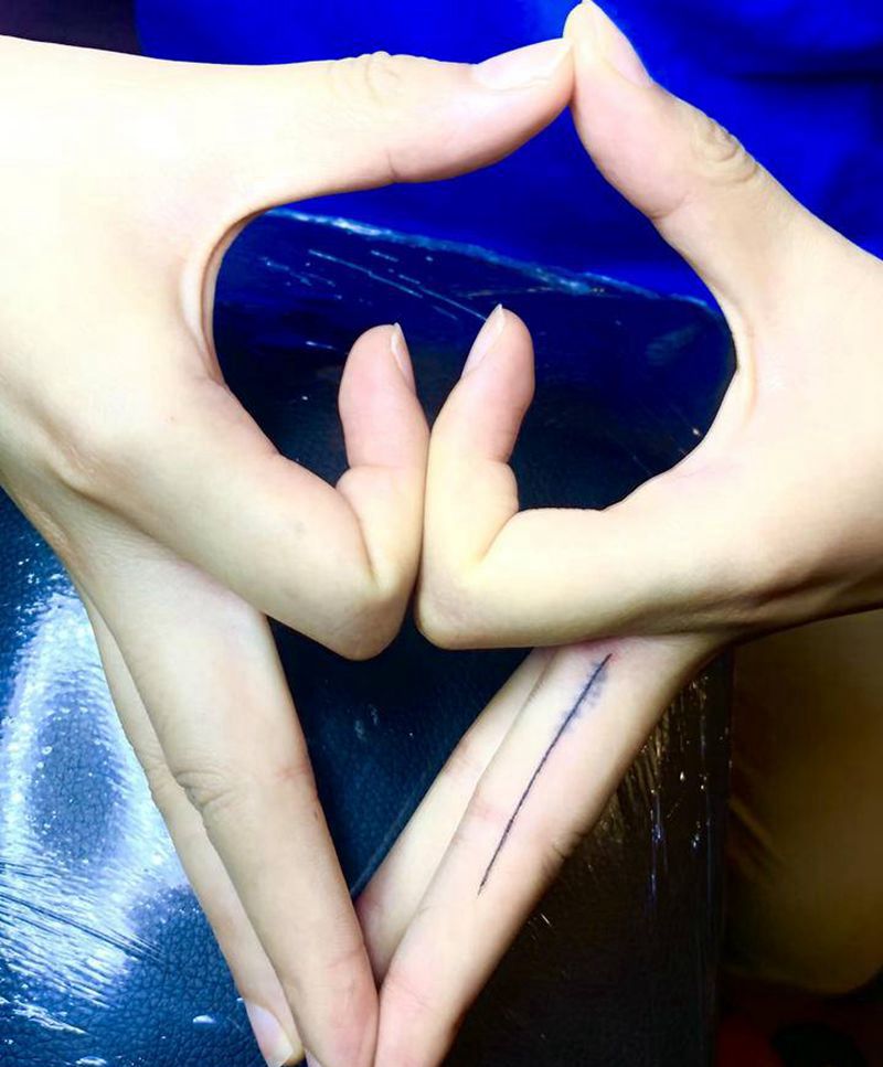 手指射线纹身图片_手部几何射线直线手指纹身图案