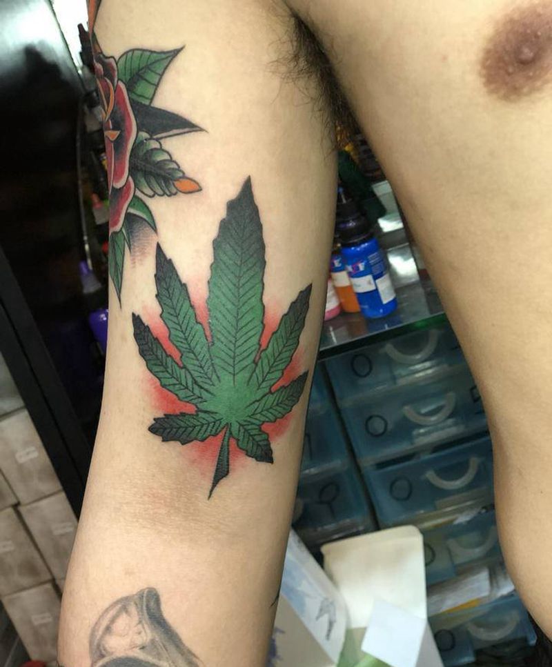 小麻叶一枚old school纹身图片_手臂Old School纹身图案