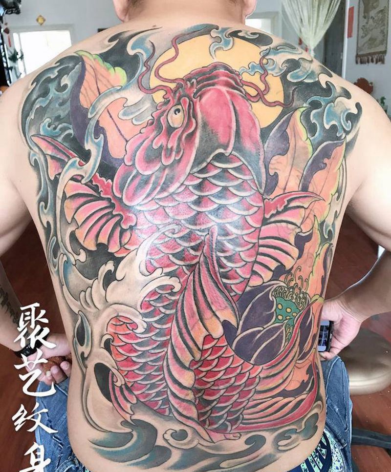 覆盖纹身 满背鲤鱼纹身图片_背部纹身图案