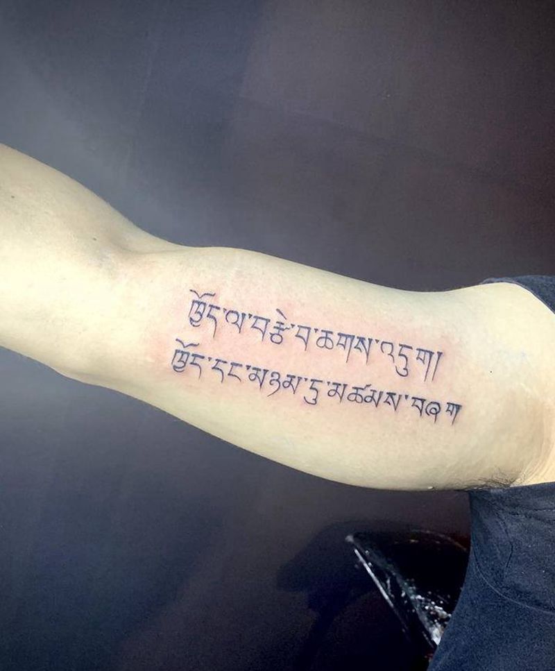 大臂内侧梵文纹身图片_手臂花体字梵文大臂内侧纹身图案
